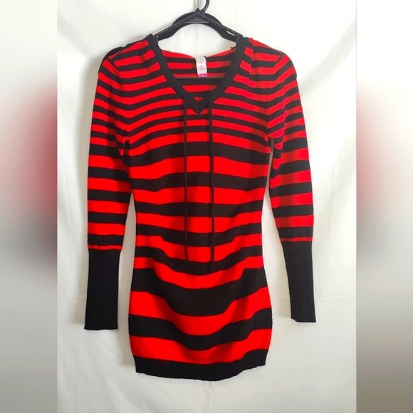 No Boundaries Women's Sweater - Red & Black Striped - Size M (7-9) - Picture 6 of 7